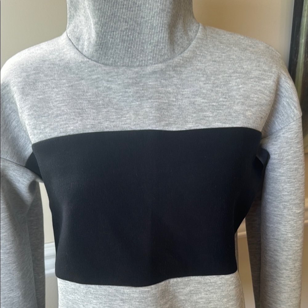 New Balance Gray and Black High Neck‎ Crop-top Sweatshirt Size Medium - Picture 2 of 11